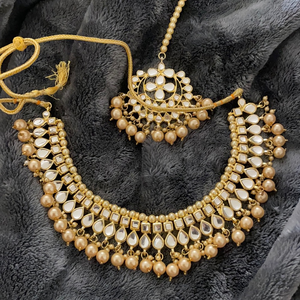 Kundan necklace and maang tikka